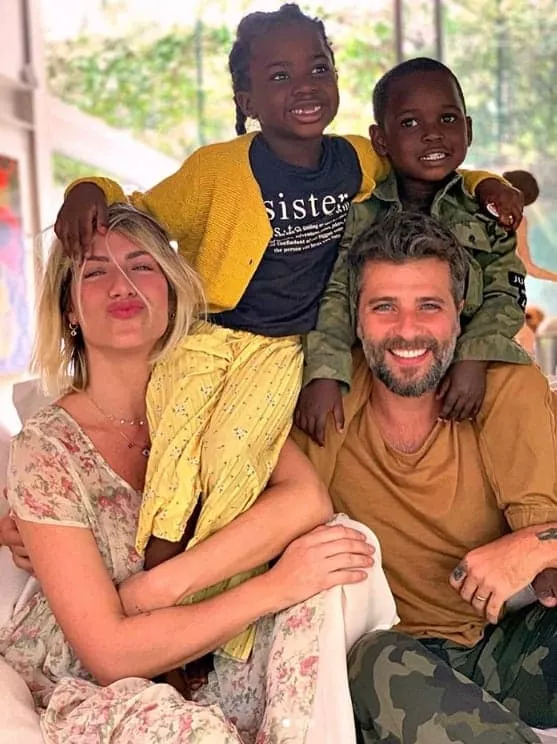 Giovanna Ewbank e Bruno Gagliasso com seus dois filhos