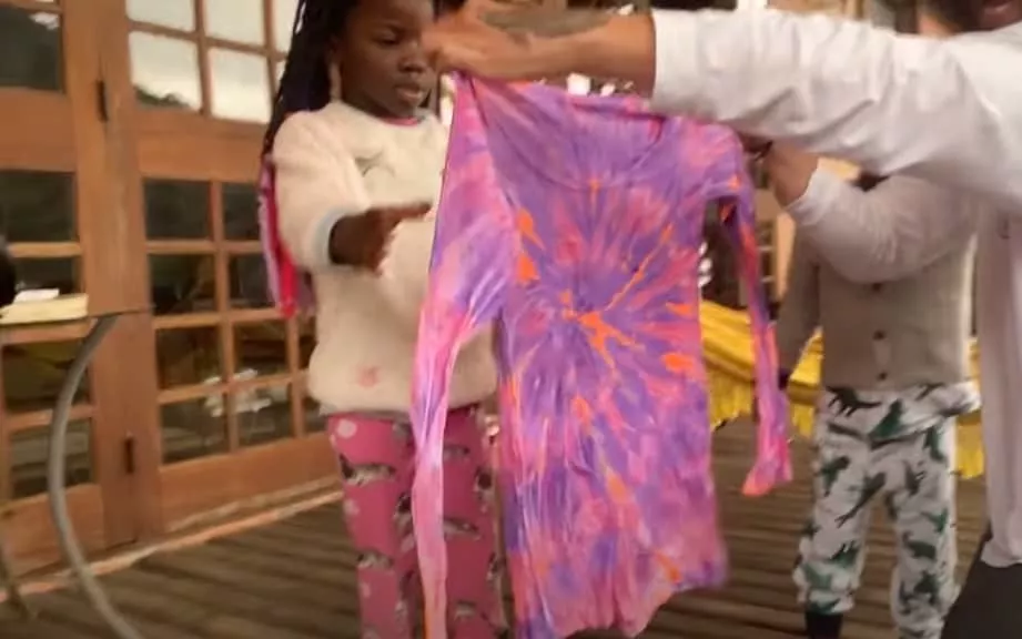 Giovanna Ewbank mostrando Titi com a camiseta