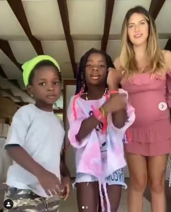 Giovanna Ewbank dançando com os filhos