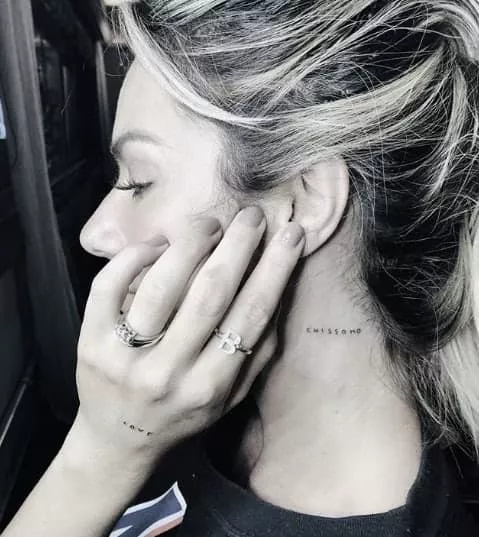 Giovanna Ewban faz tatuagem em homenagem a Titi