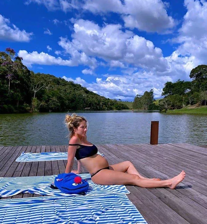 Giovanna Ewbank mostrando o barrigão de grávida em foto de Titi