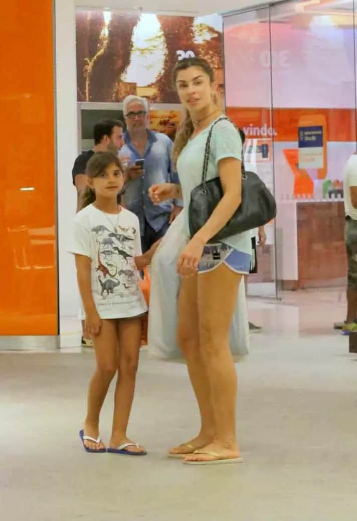 A atriz Grazi Massafera passeia com Sofia em shopping no Rio de Janeiro