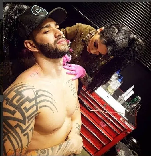 Gusttavo Lima fazendo tatuagens 