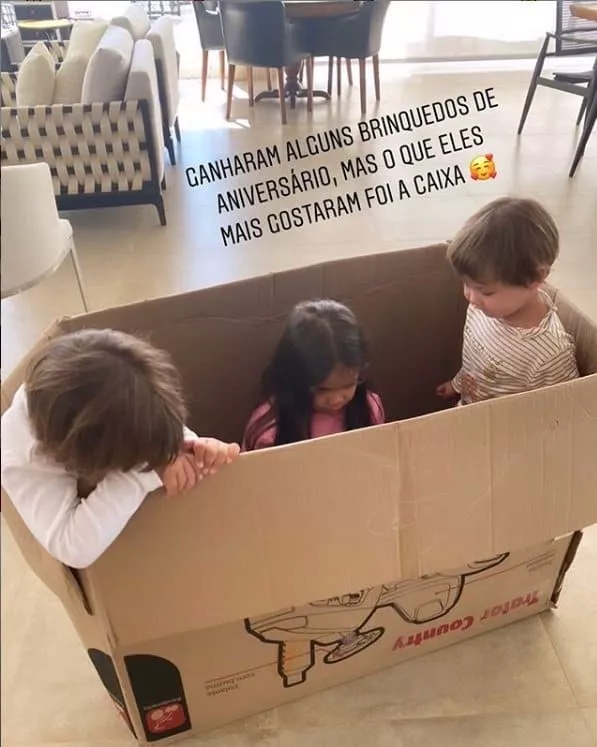Filhos de Gusttavo Lima se divertiram com a caixa