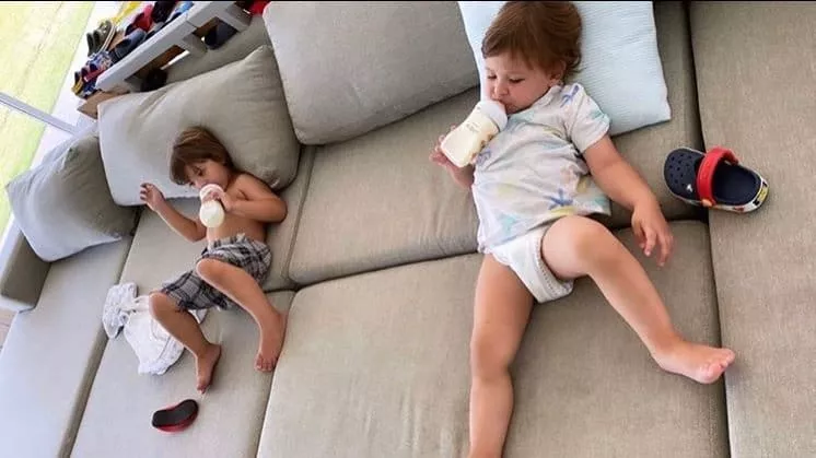 Filhos de Gusttavo Lima no sofá
