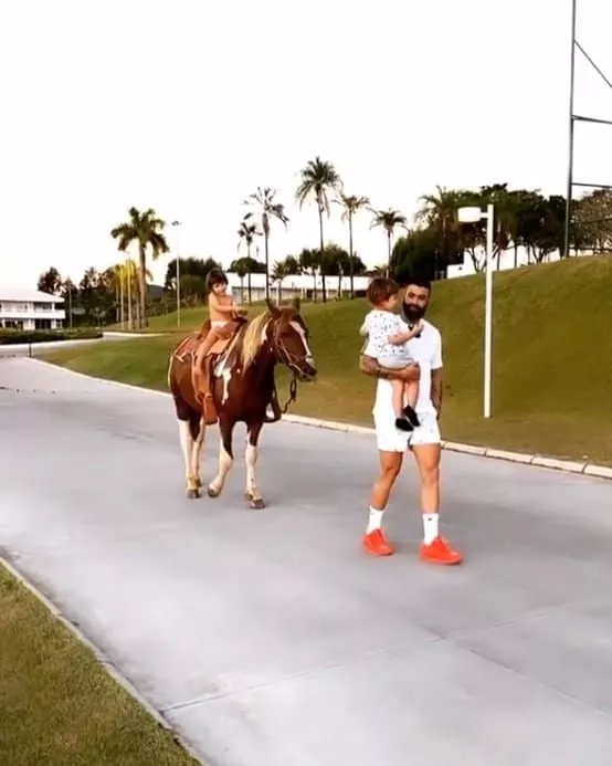 Gusttavo Lima andando a cavalo com seus filhos