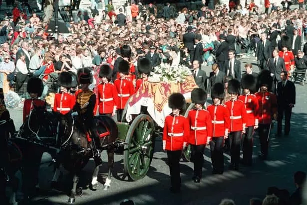 O caixão de Diana percorreu as ruas de Londres