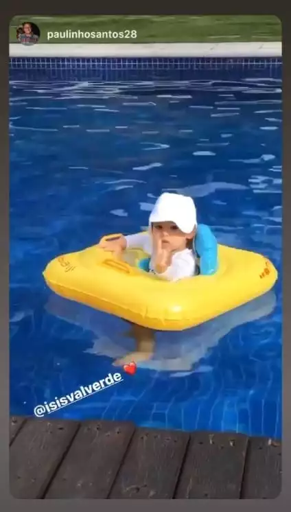 Bebê de Isis Valverde curtindo a piscina de sua casa