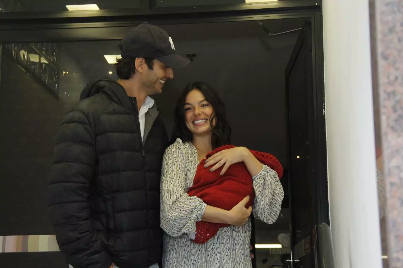 Isis Valverde saindo da maternidade com Rael e o marido