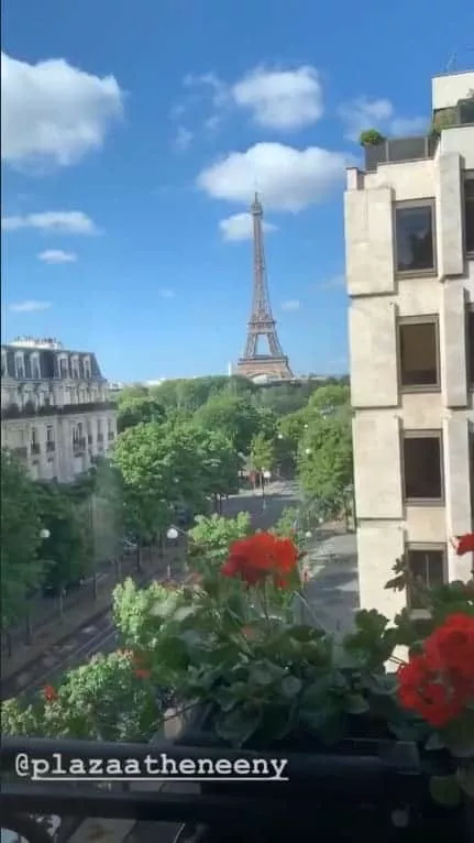 Isis Valverde posta vista de seu hotel, em Paris