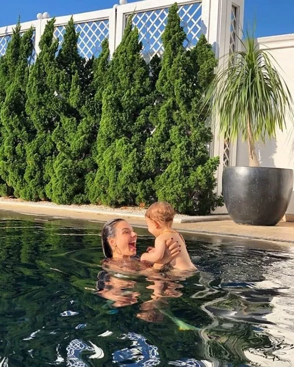 Isis Valverde curtindo a piscina com o pequeno Rael