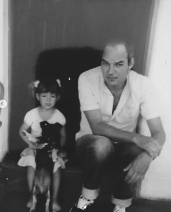 Isis Valverde com o pai quando era criança