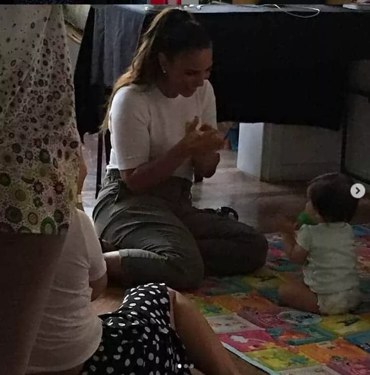 Durante gravação de uma campanha a cantora Ivete Sangalo brinca com um bebê