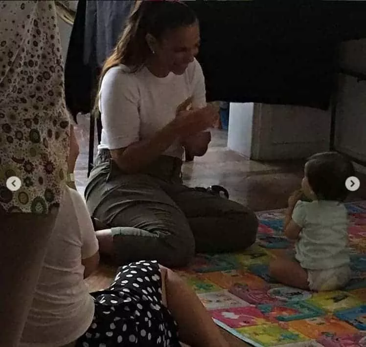  Ivete Sangalo com uma bebê durante a gravação da campanha