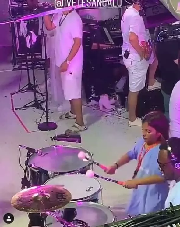 O menino Marcelo tocando no trio elétrico da mãe a cantora Ivete Sangalo