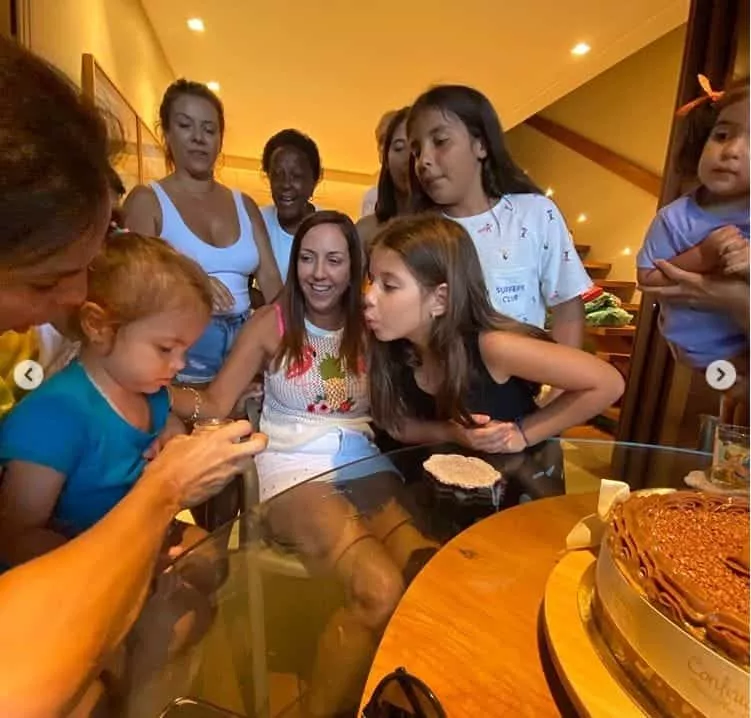 Ivete Sangalo com as filhas no aniversário de uma amiga