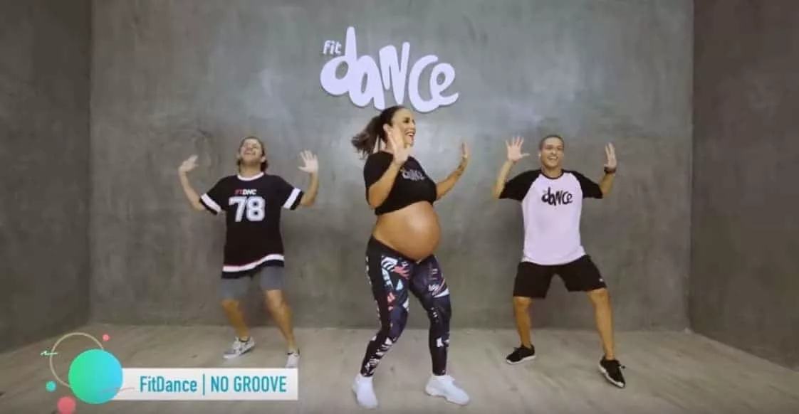 Ivete Sangalo dançando, quando estava grávida das gêmeas 