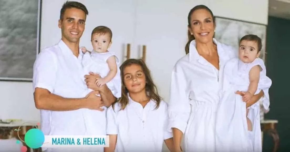 Ivete Sangalo e a família, no batizado das gêmeas 