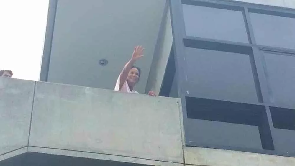 Ivete Sangalo atendeu a imprensa da varanda do hospital