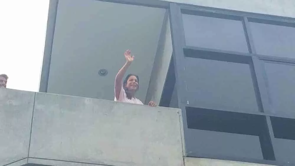 Ivete Sangalo apareceu na varanda do quarto do hospital 