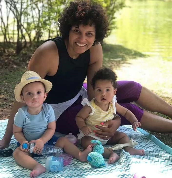 Esposa de Erick Jacquin ao lado de seus bebês
