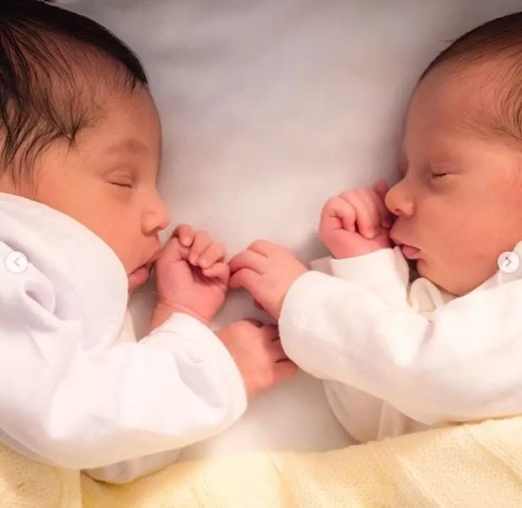 Élise e Antonie quando recém-nascidos