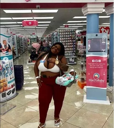 Imagem da Jojo Todynho fazendo compras na loja de bebê