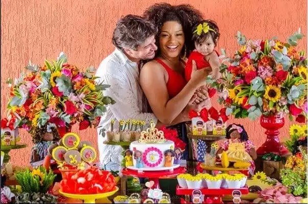 A pequena Yolanda com o seus pais Juliana Alves e Ernani Nunes na festa de seis meses