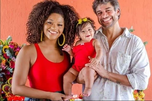 Yolanda no colo de seus pais Juliana Alves e Ernani Nunes durante sua festa de seis meses