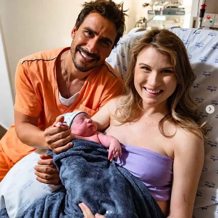Julio Rocha com seu bebê recém-nascido