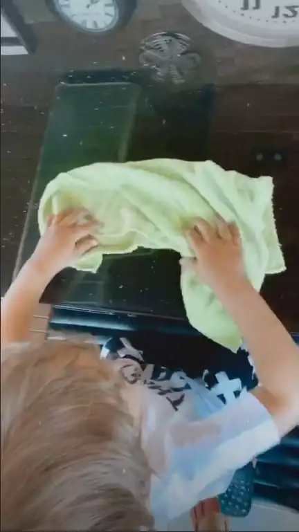 Bebê de Junior Lima ajudando a limpar a casa
