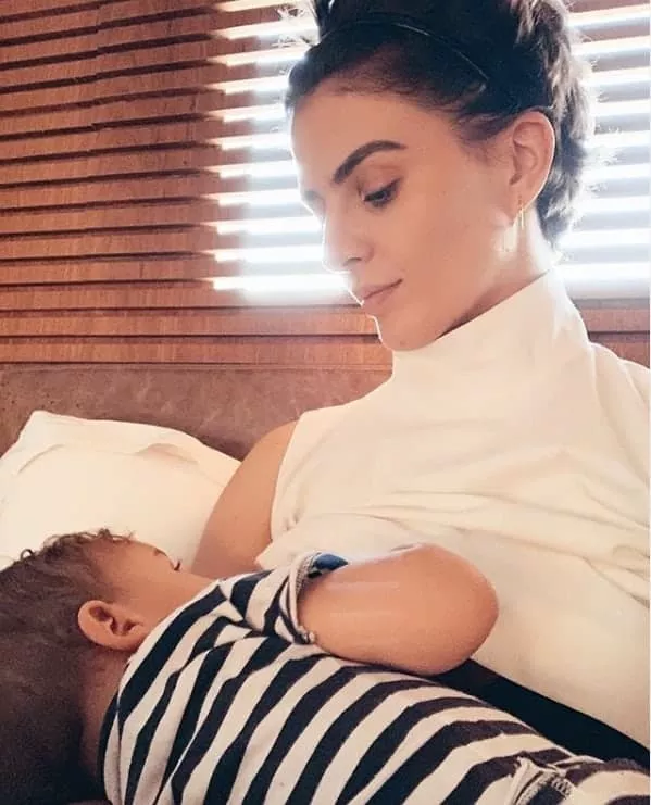 Monica Benini amamentando seu bebê com o músico Junior Lima
