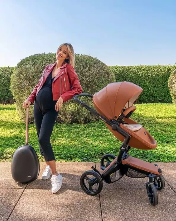 Carol Dias com o carrinho luxuoso de sua bebê com Kaká