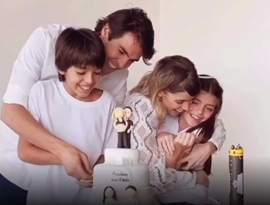 Jogador Kaká com Carol Dias e os dois filhos