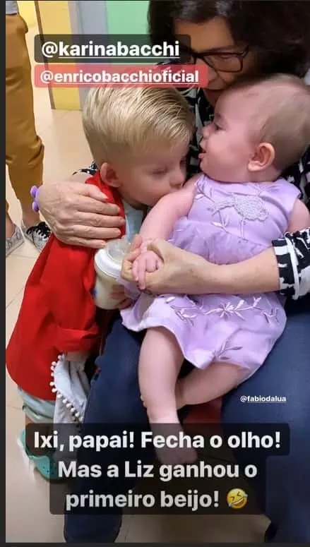 Filho de Karina Bacchi encantou ao dar um beijo na filha de Thaeme