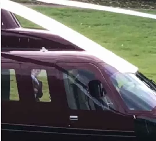 Kate Middleton com o príncipe Louis descendo do helicóptero