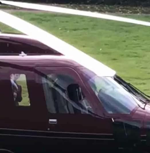 Uma imagem do príncipe Louis desembarcando do helicóptero com sua mãe a duquesa Kate Middleton