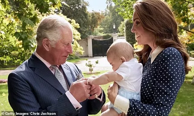 Várias fotos do príncipe Louis foram tiradas pela duquesa Kate Middleton
