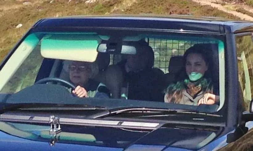 A rainha Elizabeth dirigindo o carro com a duquesa Kate Middleton