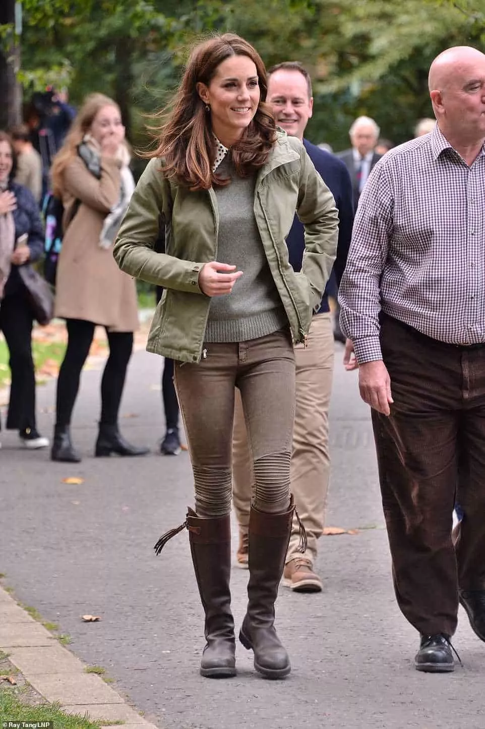 Após o nascimento do príncipe Louis a duquesa Kate Middleton volta a sua rotina
