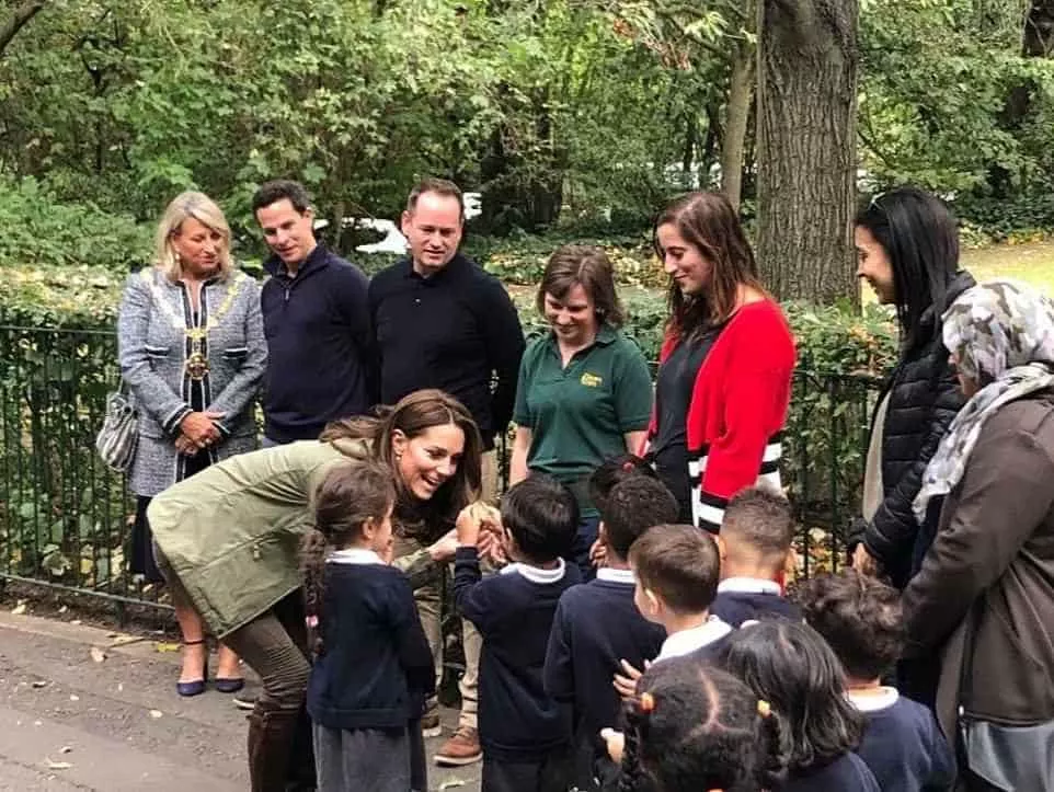 A mamãe Kate Middleton em sua volta após a licença-maternidade