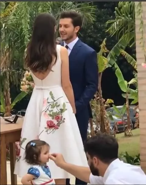 A pequena daminha fazendo um show à parte durante o casamento de Camila Queiroz e Klebber Toledo