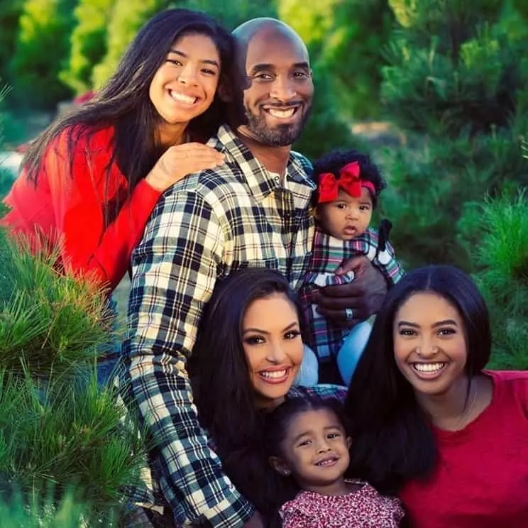 Esposa de Kobe Bryant mostrou esta linda foto de sua família