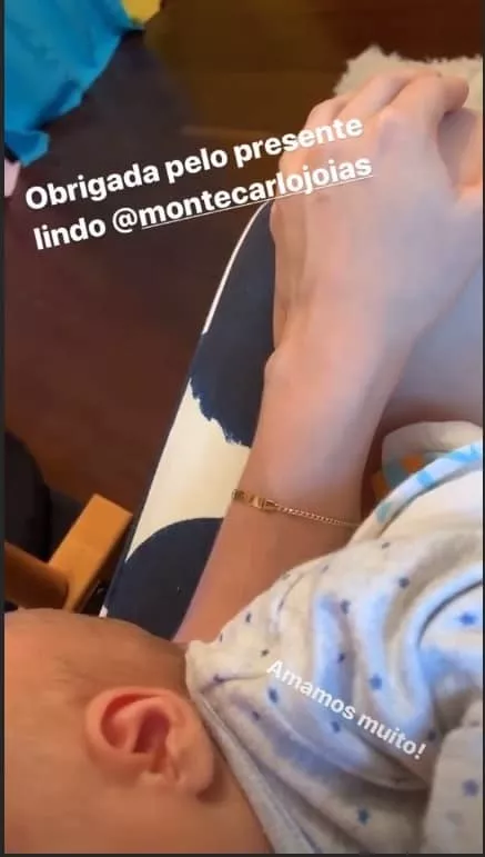 A atriz Letícia Colin amamentando seu bebê Uri