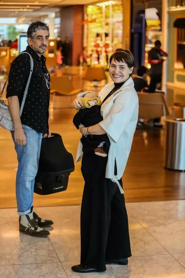 Letícia Colin e Michel Melamed passeando com seu bebê