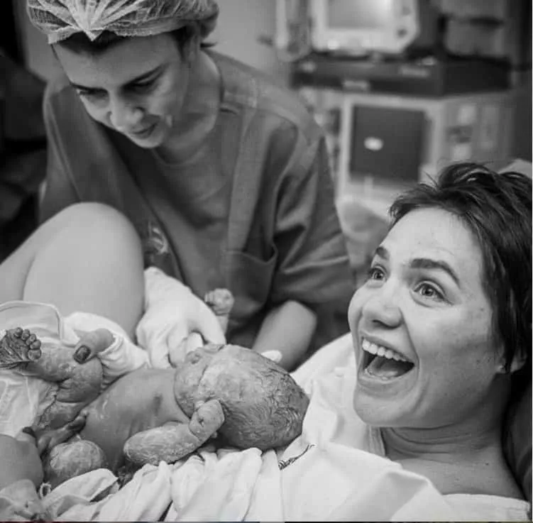 Letícia Colin com o filho no momento que ele nasceu