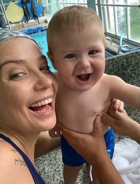 Luiza Possi na aula de natação com o filho bebê