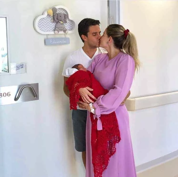 Foto de família, a atriz Luma Costa, o marido Leonardo e o recém-nascido Eduardo