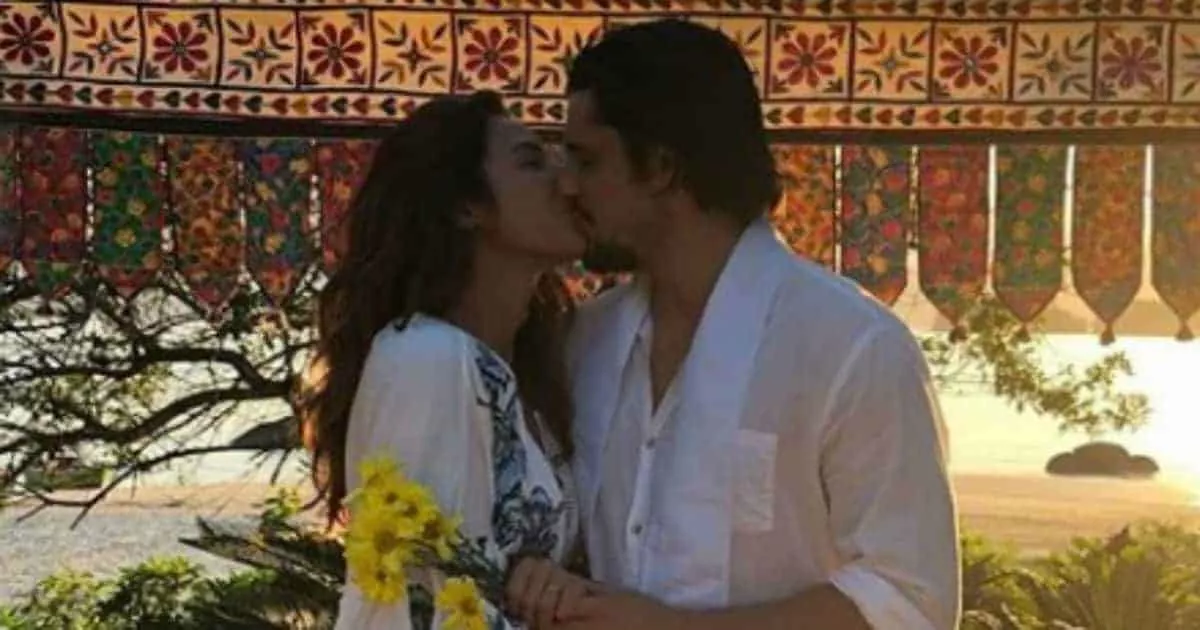O casal Yanna Lavigne e Bruno Gissoni durante seu casamento surpresa