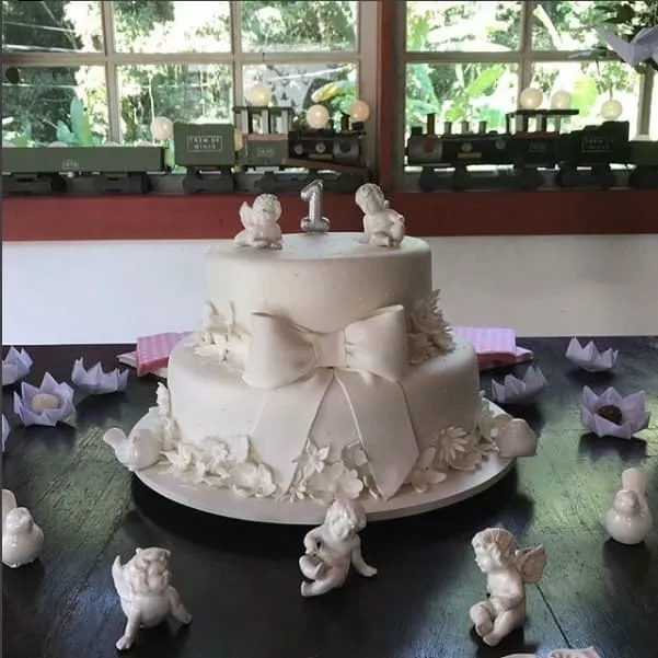 Publicação do bolo e da decoração da festa de um ano de Madalena/ Casamento surpresa de seus pais